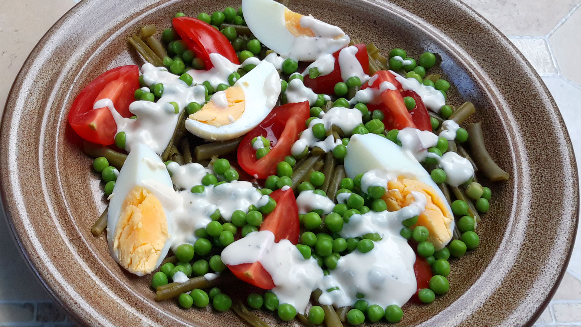 Augustin (berømt teolog) - salat med bønner, ærter, æg og tomat