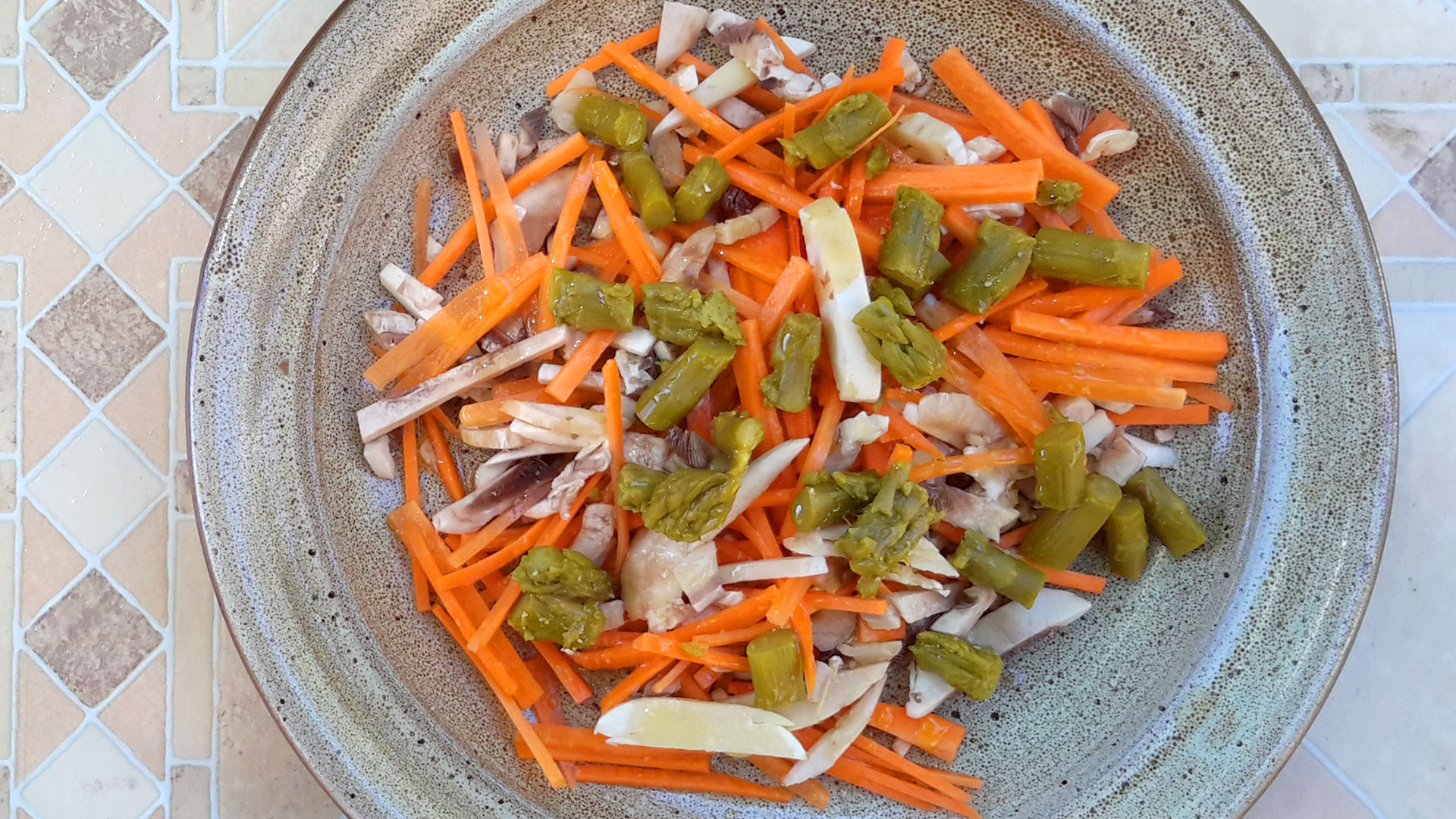 Bagatelle (bagatel) - salat med gulerod, svampe og asparges