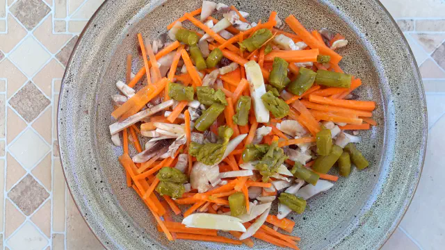 Bagatelle (bagatel) - salat med gulerod, svampe og asparges