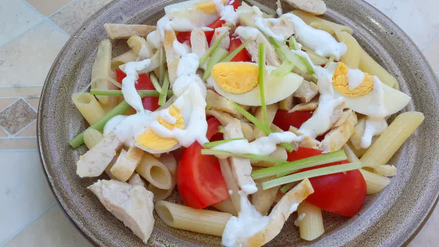 Bagration (general fra Napoleon tiden) - salat med pasta, tomat, æg, kylling og artiskok