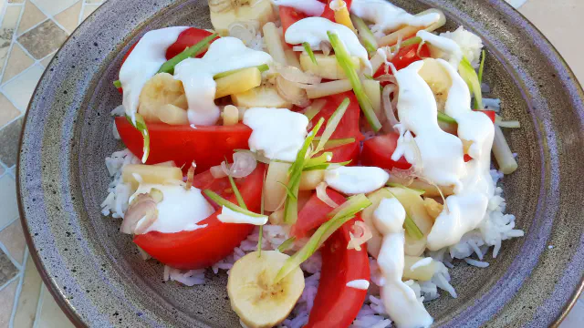 Canaille - salat med ris, tomater, asparges og banan