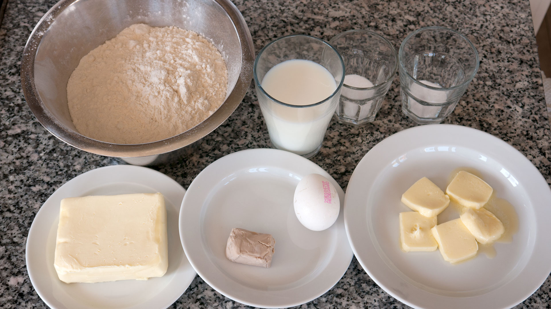 Croissant bagt på smør og pain au chocolat