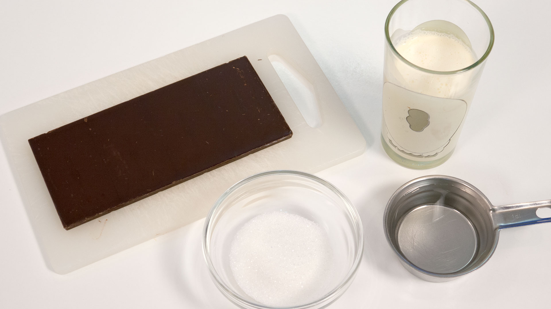 Enkel chokolademousse af kun vand og chokolade