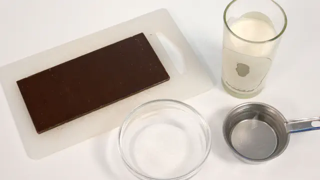 Enkel chokolademousse af kun vand og chokolade