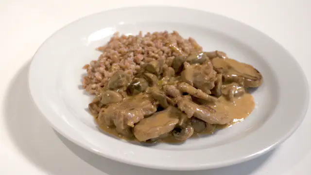 Flødestuvet mørbrad med svampe - svinemørbrad i fløde og champignon sovs - Mørbradgryde