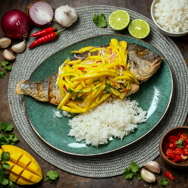 Hel Sprød Fisk med Mangosalat