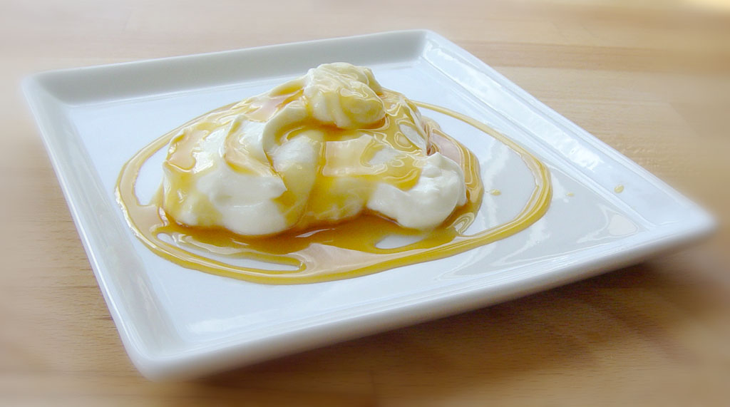 Hjemmelavet græsk yoghurt af sødmælk