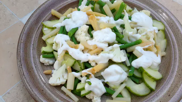 Irma (efter kogebogsforfatter Irma S. Rombauer) - salat med blomkål, agurk, bønner og asparges