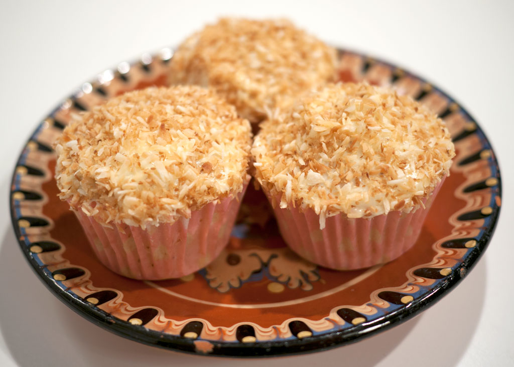 Kokos cupcakes med kokos smørcreme og ristet kokosdrys