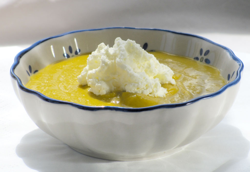 Kold Gulerodssuppe med Flødeskum