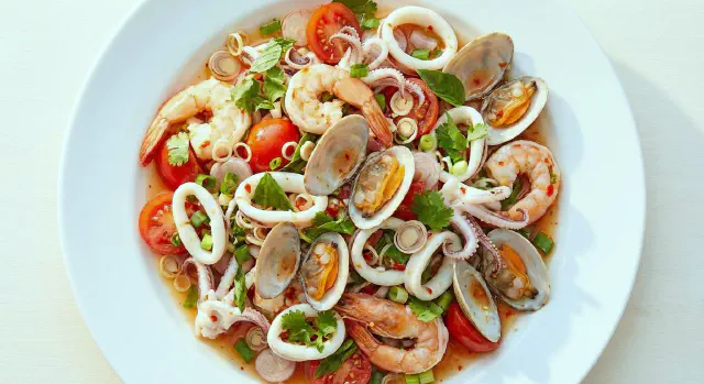 Krydret skaldyrssalat (Yum Talay)