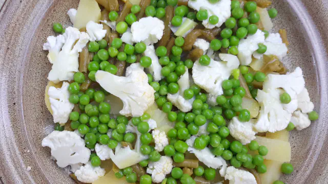 Legumes (grøntsager) - salat med kartofler, bønner, ærter og blomkål