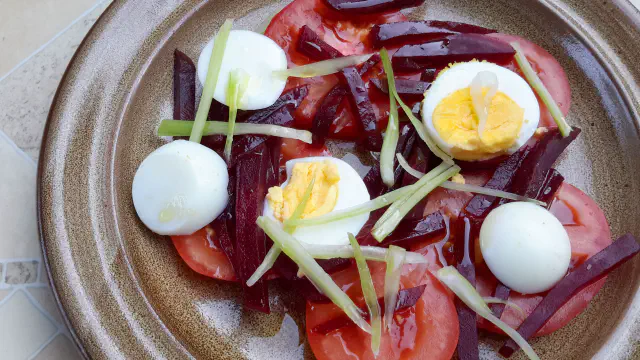 Mercedes - salat med rødbede, tomat og æg