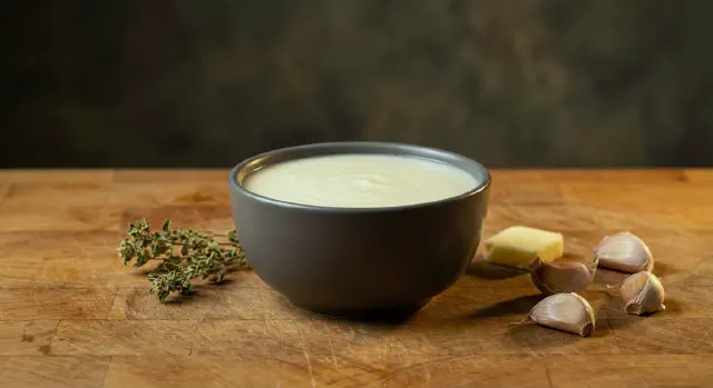 Molho de Alho - Jævning (Brasiliansk hvidløgssauce)