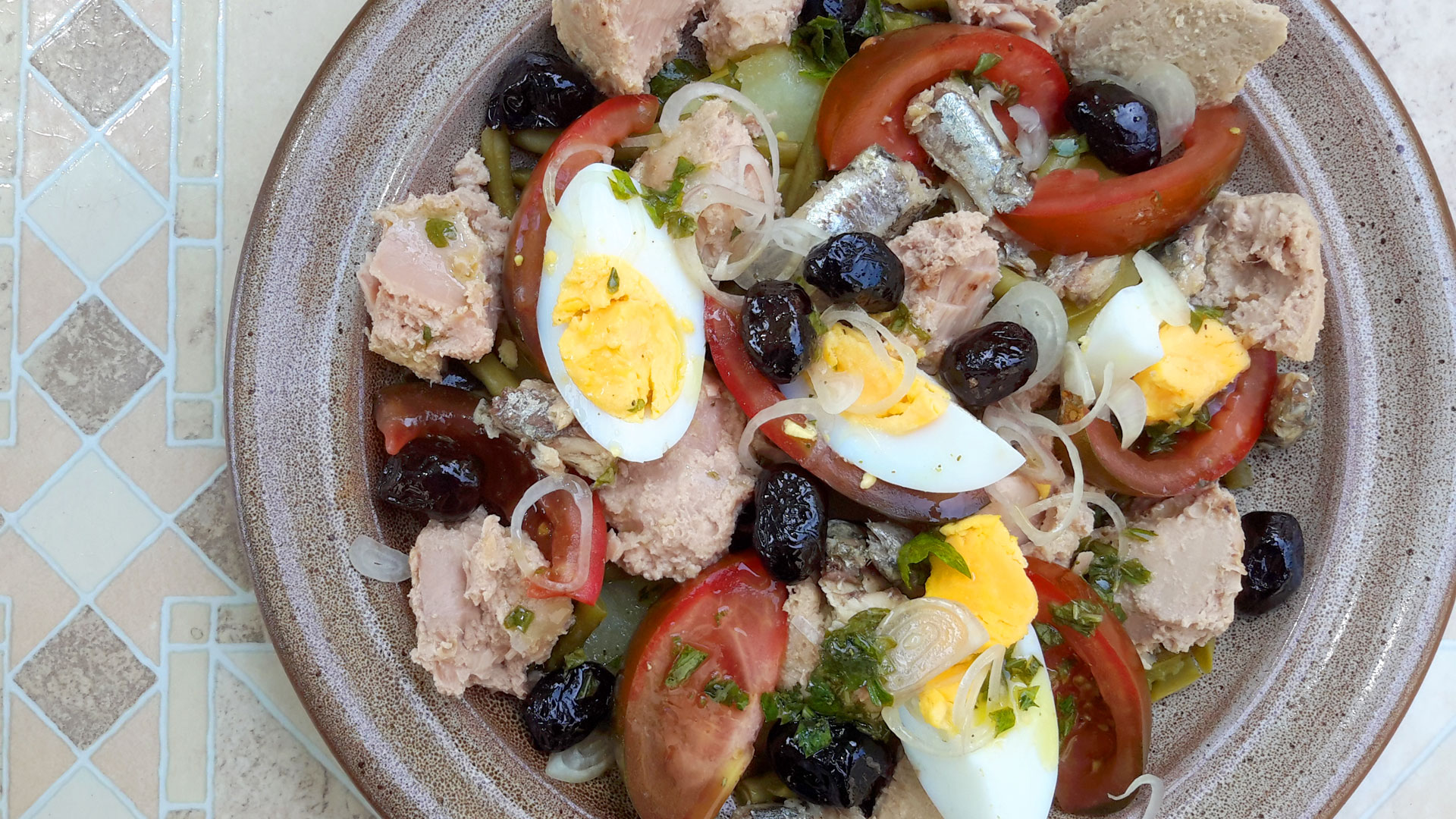 Nicoise - salat med tun, oliven, tomat, kartoffel og æg