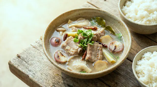 Nordøstlig svineribssuppe med ristet ris (Tom Sap Gradook Moo)