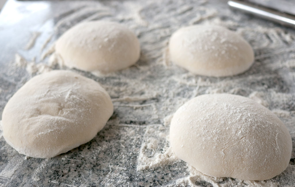 Pizzabund - mellemvåd dej - æltet