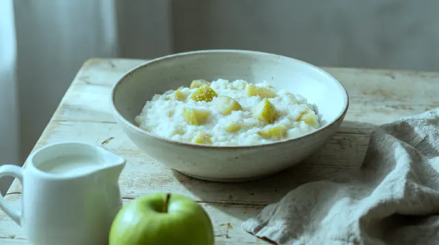 Risvandgrød med æbler