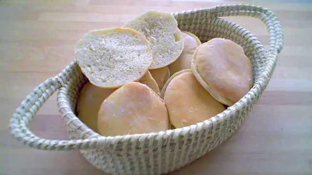 Simple burgerboller og pølsebrød