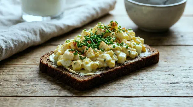 Æggesalat med dijonsennep og purløg