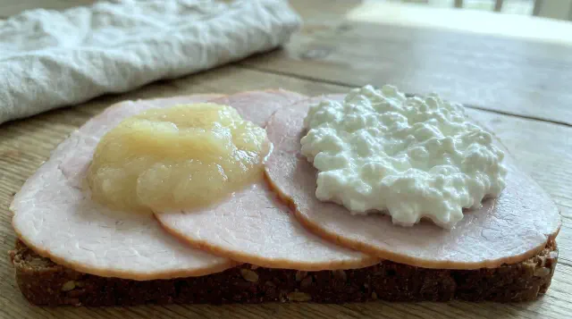 Hamburgerryg med hytteost og peberrod