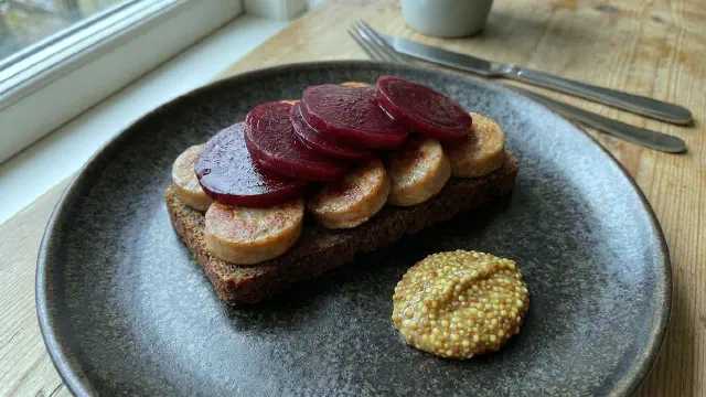 Medisterpølse med sennep og syltede rødbeder