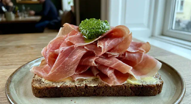 Parmaskinke med pesto og sennepsmayo