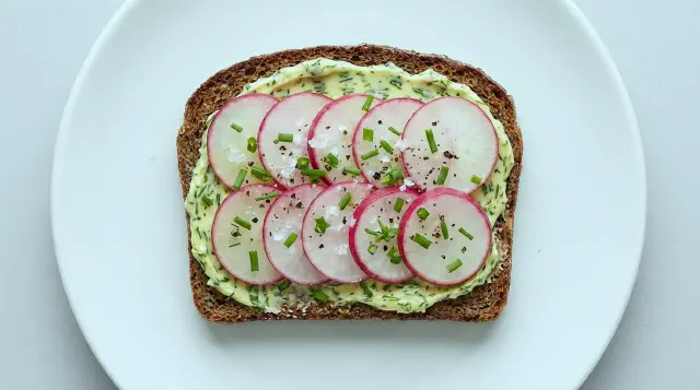 Smørrebrød med radisemad, smør og flagesalt
