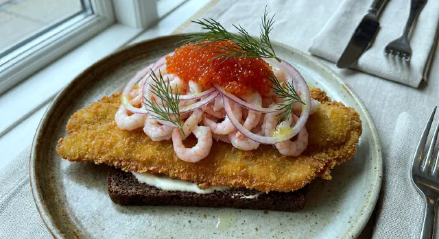 Stegt rødspættefilet med rejer og stenbiderrogn