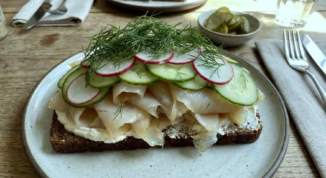 Røget hellefisk med rygeostcreme og agurk