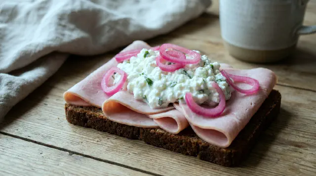 Skinke med hytteost og ramsløg