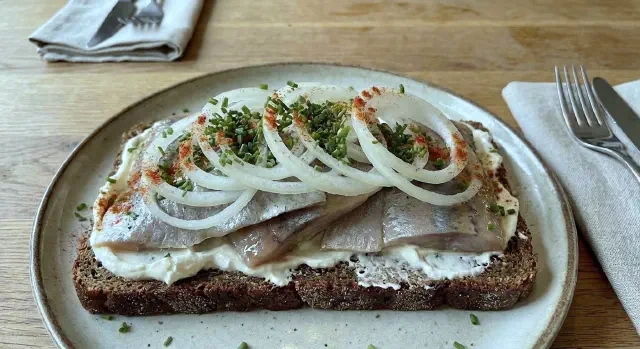 Skipperens sild med flødeost og løg