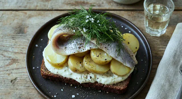 Snapsemad med nye kartofler og sild