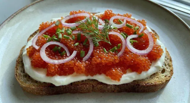 Stenbiderrogn med crème fraîche og purløg