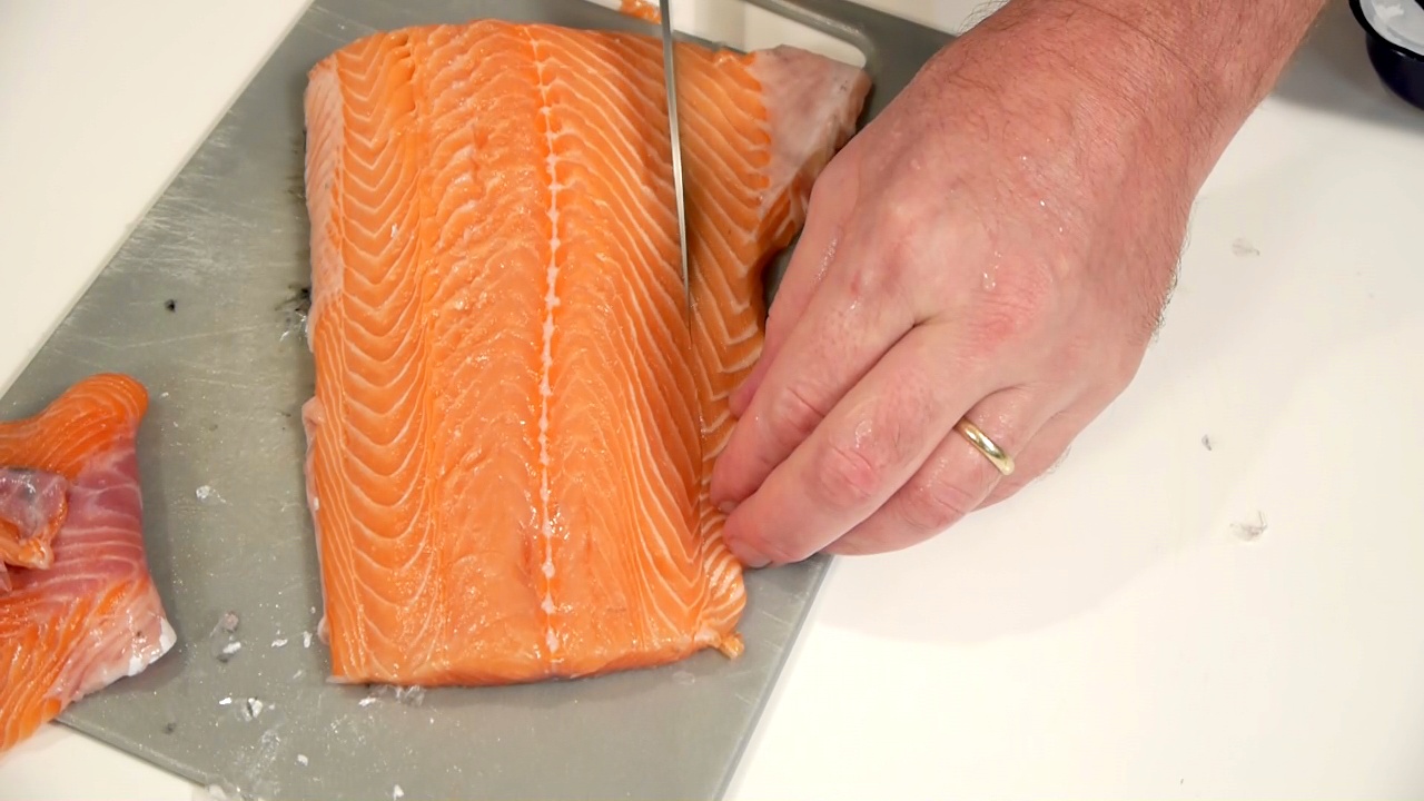 Stegt laks - af afskindet fersk lakseside