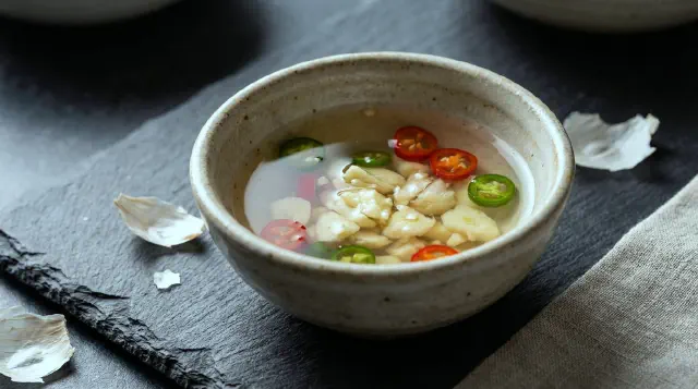 Suka at Bawang (Filippinsk Eddike-Hvidløgsdip)