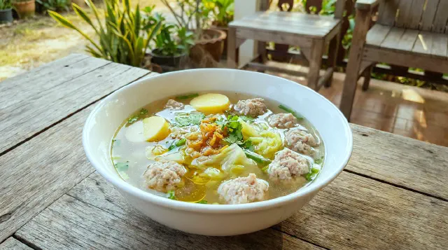 Suppe med kødboller og æggetofu