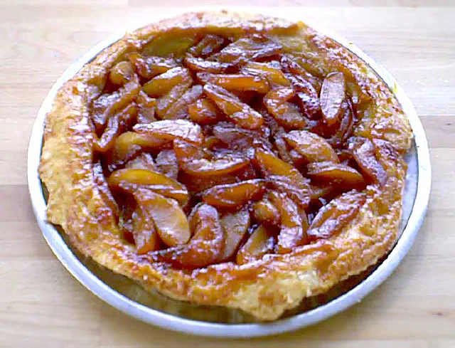 Tarte Tatin - fransk æbletærte eller pæretærte med bund af butterdej