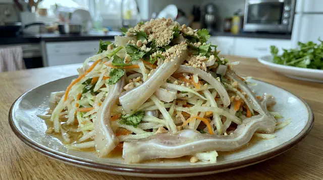 Vietnamesisk Kålrabisalat med Svineøre