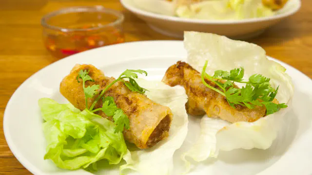 Vietnamesiske forårsruller med rejer og svinekød