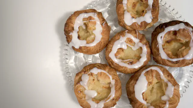 Wienerbrød bagt på smør - spandauer med creme eller syltetøj